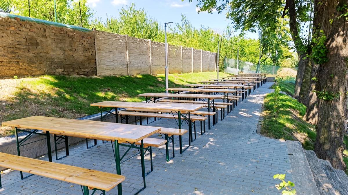 Vážené občanky, vážení občané, dovolte mi, abych vás jménem obce, všech organizátorů a především našich stárek a stárků srdečně pozval na tradiční cyrilometodějské hody. Věříme, že i letošní ročník bude stejně vydařený jako v minulých letech a že si společně užijeme příjemnou atmosféru plnou tradic, dobré nálady a setkání s rodinou, přáteli i sousedy. Máme také radost, že se nám opět podařilo zvelebit další část naší obce, a věříme, že letošní hodové posezení pro vás bude zase o něco příjemnější a komfortnější. Přijďte si společně s námi užít hodové slavnosti. Těšíme se na setkání s vámi a přejeme všem krásné a veselé hody!