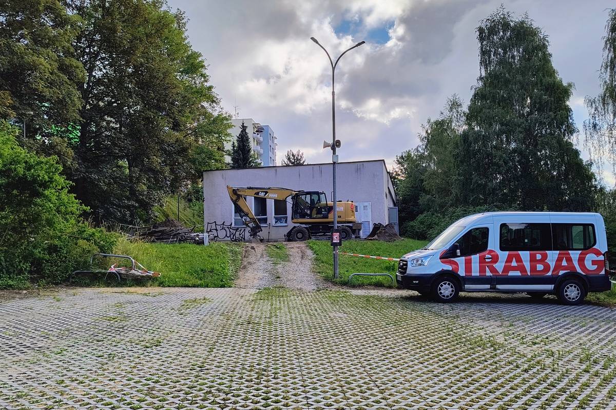 Na vimperském sídlišti vznikne nové parkování na místě starého výměníku v ulici SNP. Stávající parkoviště se tak rozšíří o více jak 30 míst. „Součástí celé akce je nejen demolice výměníku a nutná přeložka teplovodu, ale také nové veřejné osvětlení a vybudování schodiště ke spodnímu chodníku. Rekonstruován také bude pojízdný pás vedoucí středem stávajícího parkoviště včetně přístupové cesty od čp. 461,“ doplnil detaily místostarosta Zdeněk Kuncl. Staveniště bylo dodavatelské firmě Strabag SIS předáno 1. července (se zahájením se kvůli přeložce teplovodu čekalo na konec topné sezóny). V současnosti probíhá vyklízení výměníku (foto je z pátku 3. července). Stavba zatím probíhá bez dopravních omezení, ta nastanou až s úpravou stávajícího parkoviště. Hotovo by mělo být do konce letošního roku. Celkové náklady budou činit 8,9 mil. Kč včetně DPH. Díky rekonstrukcím ulic na sídlišti se v posledních pěti letech podařilo rozšířit zdejší parkovací kapacity o zhruba 100 nových míst rozprostřených po celé této lokalitě. „Dále máme vyprojektováno dalších 20 až 30 míst po sídlišti, která budou vznikat průběžně v rámci budoucích rekonstrukcí. Navíc město v loňském roce odkoupilo za 3,6 mil Kč pozemek na konci ulice K Rokli o rozloze 3,5 tisíce metrů čtverečních, což do budoucna umožní další rozšíření parkovací plochy pro tuto ulici. Rozhodnutí o zadání projektové dokumentace bude na novém zastupitelstvu města,“ upozornil Kuncl.