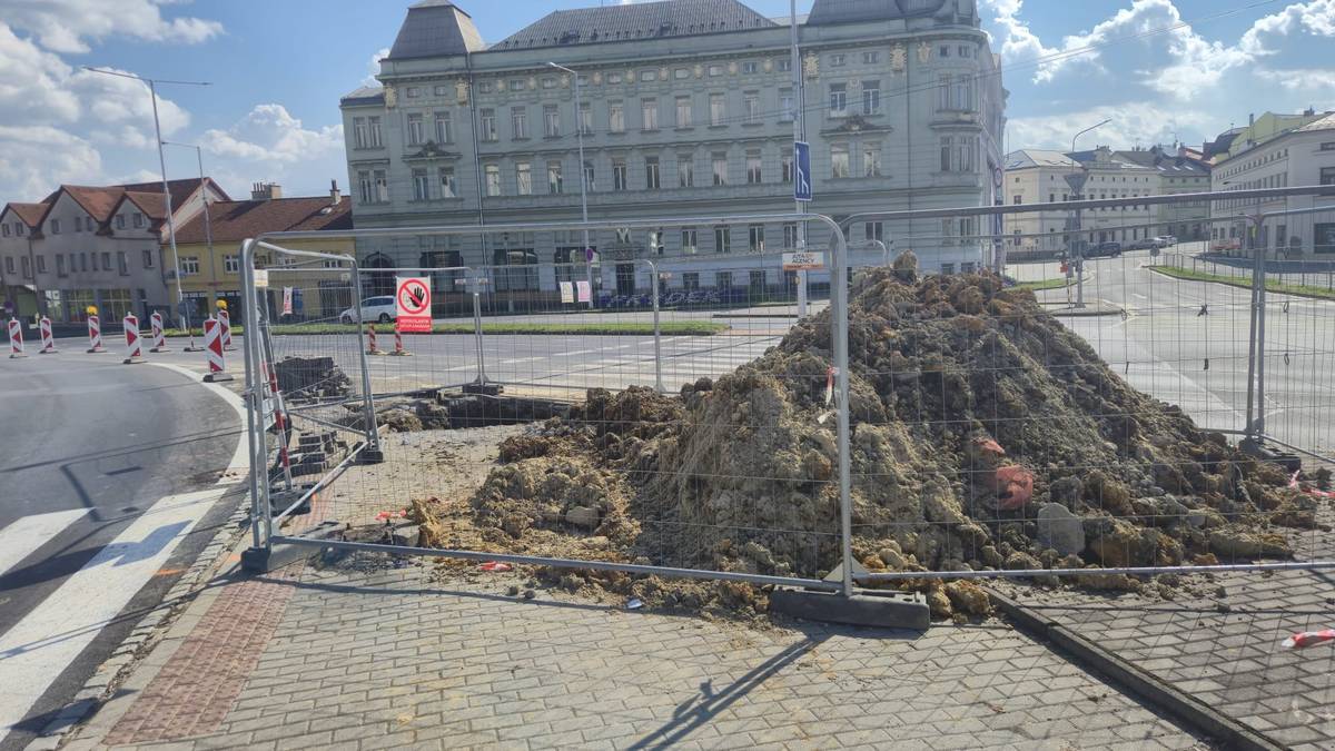 Ve Frýdku-Místku společně s prázdninami odstartovala závěrečná etapa rekonstrukce světelného signalizačního zařízení křižovatky ulic Revoluční a Bruzovská, která patří mezi technicky nejnáročnější dopravní stavby svého druhu ve městě. Jedná se o kompletní modernizaci světelného signalizačního zařízení, která je realizovaná za plného provozu na jedné z nejvytíženějších křižovatek ve Frýdku-Místku. Technologický postup i celkovou dobu realizace proto významně ovlivňuje zachování bezpečného a plynulého provozu vozidel i chodců po celou dobu výstavby. To bylo také důvodem, že hned v počátcích projektu se zavrhla varianta plošného překopání jízdních pruhů. JEDNA Z NEJNÁROČNĚJŠÍCH DOPRAVNÍCH STAVEB VE FRÝDKU-MÍSTKU SE CHÝLÍ KE KONCI | Frýdek-Místek