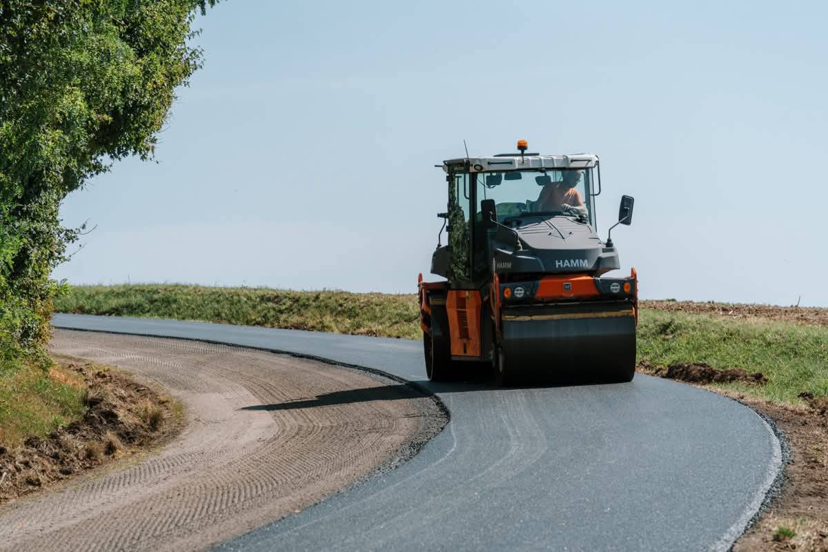 Obecný úrad oznamuje občanom obce a zvlášť motoristom, že počnúc zajtrajškom, teda od stredy 1. júla 2026 začne firma METROSTAV s opravou cesty nad obcou smerom do doliny.