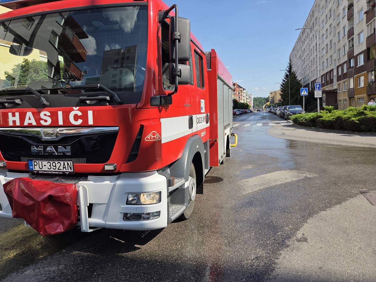 Počas týchto horúcich dní sme požiadali DHZ Púchov a DHZ Nosice o súčinnosť pri pravidelnom kropení a chladení miestnych komunikácií v správe mesta.     Extrémne teploty spôsobujú prehrievanie asfaltu, vysokú prašnosť a výrazne zhoršujú kvalitu ovzdušia v obytných zónach.     Ďakujeme dobrovoľným hasičom z DHZ Púchov a Nosice za ich nasadenie a spoluprácu.