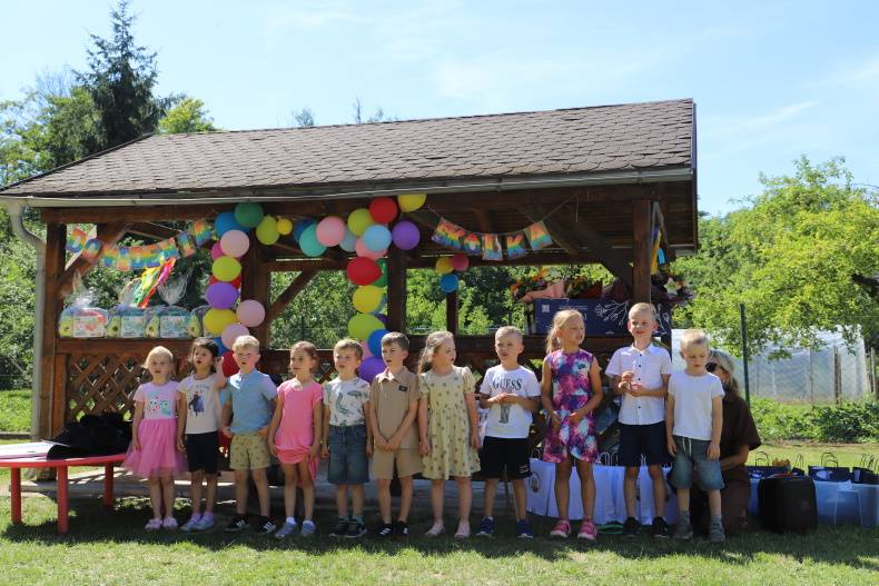 V stredu 24. júna 2026 sa na dvore materskej školy uskutočnila slávnostná rozlúčka s predškolákmi, ktorú pripravila Základná škola s materskou školou Chocholná-Velčice. Podujatie bolo venované deťom, ktoré po letných prázdninách prvýkrát zasadnú do školských lavíc a začnú novú etapu svojho života.