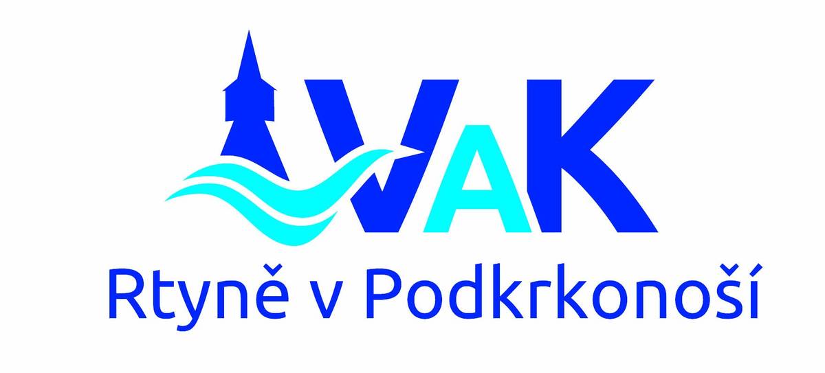 Vážení odběratelé, v souvislosti s některými informacemi, které zazněly v médiích a následně se šíří také na sociálních sítích, považujeme za důležité znovu jednoznačně upřesnit platný pokyn pro používání vody. Voda z veřejného vodovodu Rtyně v Podkrkonoší není pitná bez předchozího převaření. Po převaření je možné ji pít a používat k přípravě pokrmů. Převaření vody je běžným ochranným opatřením při mikrobiologickém znečištění vody. K této informaci současně přikládáme pokyn Státního zdravotního ústavu k převařování vody, který má VAK Rtyně v Podkrkonoší k dispozici od Krajské hygienické stanice. Pokyn vysvětluje, jak správně postupovat při převařování vody určené k pití a přípravě pokrmů. Pokyn je přiložen k tomuto příspěvku. Současně zůstává zajištěno náhradní zásobování pitnou vodou cisternami pro odběratele, kteří chtějí využít jiný zdroj pitné vody nebo nemají možnost vodu převařovat. Všechny možné provozní úkony vedoucí k návratu do běžného provozu byly provedeny. Nyní probíhá průběžné odčerpávání zdrojů, přirozená obměna vody ve vodovodním systému a kontrola její jakosti. Kontaminace zdrojů se oproti minulému týdnu výrazně snížila, ale opatření zatím nelze odvolat, protože ve vodovodu byla nadále zjištěna mikrobiologická kontaminace. Pro upřesnění znovu uvádíme, že znečištění bylo do vodovodního systému zavlečeno mimořádnou povodňovou událostí. Došlo jednak k přímému zatečení povodňové vody do vrtu V3, který je v současné době odstaven, a dále také k infiltraci povodňové vody do podzemního kolektoru. Kolektor je horninové prostředí, ve kterém se akumuluje a proudí podzemní voda.Voda v podzemním prostředí se nyní musí postupně pročistit. K tomu dochází přirozeným prouděním, ředěním a odtokem podzemní vody, čemuž současně napomáhá řízené odčerpávání vody pomocí čerpadla a odběr vody pro potřeby vodovodu. Kontrolní vzorky jsou odebírány z vodních zdrojů, z vodojemů i z vodovodní sítě, tedy v souladu s dříve zveřejněnými informacemi. Výsledky rozborů jsou průběžně předávány Krajské hygienické stanici, územnímu pracovišti Trutnov. Po vyhotovení rozborů z odebraných vzorků je další postup stanoven po vzájemné konzultaci s pracovníky KHS podle aktuálních výsledků a vývoje situace. Žádáme odběratele, aby se řídili pouze oficiálními informacemi zveřejněnými VAK Rtyně v Podkrkonoší. Tyto informace je možné ověřit také u Krajské hygienické stanice, územního pracoviště Trutnov. Děkujeme za zachování klidu a za pochopení.  Petr Verner, vedoucí VAK Rtyně v Podkrkonoší