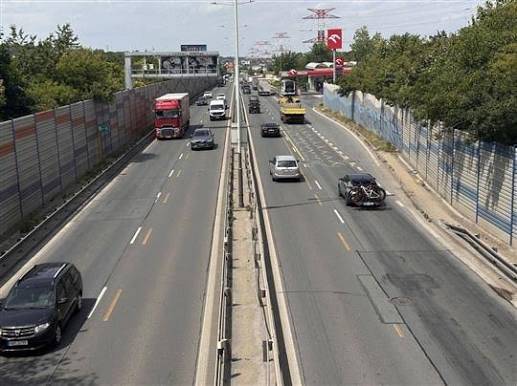 Upozorňujeme, že od 2.7.2026 bude zahájena rozsáhlá oprava Kbelské ulice, velmi frekventované tranzitní silnice.  Dopravní komplikace by se mohly projevit i v blízkém okolí obce Hovorčovice. Podrobnější informace lze sledovat na webové stránce Magistrátu hl. m. Prahy a TSK "Opravujeme.to", zde : https://opravujeme.to/action/2378/