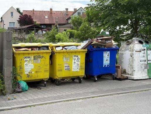 Ve středu 8.7.2026 bude probíhat mytí kontejnerů 1 100 l ve sběrných hnízdech. Nejdříve ráno proběhne svoz odpadu z těchto kontejnerů. Následně pojede vozidlo, které jednotlivé kontejnery umyje. V této souvislosti prosíme všechny, aby v tento den nedávali do kontejnerů ve sběrných místech žádný odpad.  Děkujeme za pochopení.