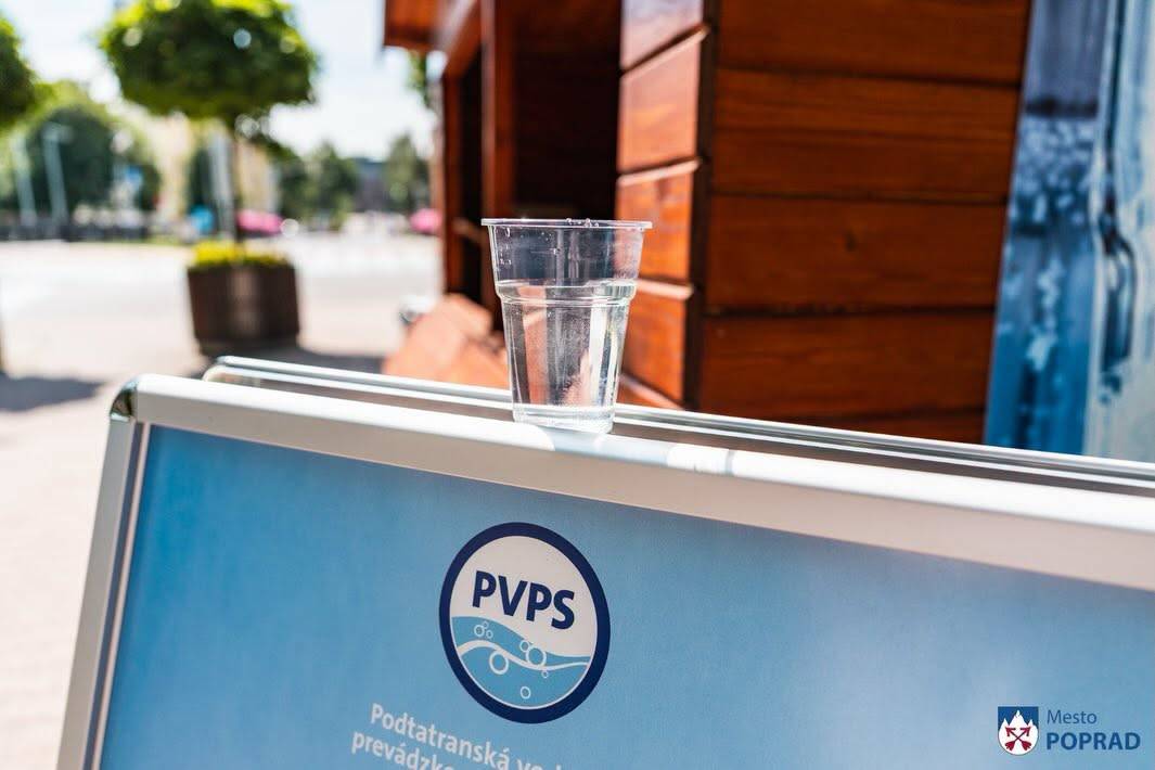 Od 1. júla 2026 si môžu obyvatelia i návštevníci počas horúcich letných dní dopriať bezplatné osvieženie vo vodnom bare, kde Podtatranská vodárenská prevádzková spoločnosť, a.s. v spolupráci s mestom Poprad ponúka aj tento rok bezplatnú pitnú vodu na osvieženie.  Tento rok sa vodný bar nachádza na Mnoheľovej ulici v blízkosti VÚB banky – oproti Konkatedrále Sedembolestnej Panny Márie. Pre záujemcov je k dispozícii čistá pitná voda, voda s citrónom alebo voda s mätou. Služby vodného baru sa dajú využiť denne od 11.00 do 17.00 hod. počas pracovných dní aj víkendov, až do 31. augusta 2026.  Voda sa podáva v ekologických pohároch a je ideálnym spôsobom, ako počas horúčav dodržiavať pitný režim.