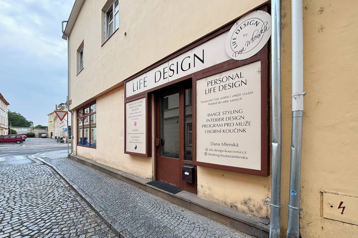 Kancelář, menší obchod nebo provozovna služeb. Takové využití nabízí nebytový prostor o výměře 28,62 m² na rohu Velké Dominikánské a Dlouhé ulice, který nyní město Litoměřice nabízí k pronájmu. Tvoří ho dvě místnosti, předsíň a sociální zařízení. Roční nájemné je stanoveno na 1 750 Kč za metr čtvereční, bez nákladů na služby a energie. Nájemní smlouva bude uzavřena na dobu jednoho roku s možností prodloužení.  Zájemci mohou své žádosti zasílat do 18. července 2026 na Odbor správy nemovitého majetku Městského úřadu Litoměřice, Mírové náměstí 15/7, 412 01 Litoměřice, případně prostřednictvím datové schránky tpebfnu nebo e-mailem na michal.barcik@litomerice.cz. Na stejných kontaktech je možné získat bližší informace nebo si domluvit prohlídku nabízeného prostoru. O výběru nájemce rozhodne po uplynutí lhůty pro podání žádostí rada města Litoměřice. {gallery}02026/obchod{/gallery}