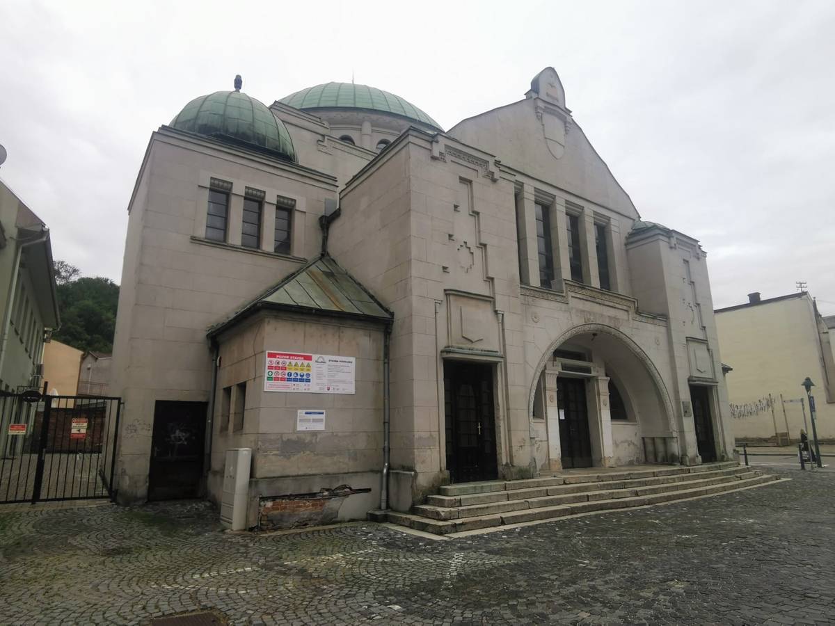 Synagóga je viac ako 100 rokov súčasťou historického centra Trenčína. Ak ste ju po rekonštrukcii jej interiéru ešte nestihli alebo nemali príležitosť navštíviť, využite možnosť vidieť jednu z najvýznamnejších pamiatok v našom meste zvnútra. V júli bude synagóga otvorená štyri dni v týždni: v pondelok, utorok, piatok a v sobotu vždy od 11.00 do 16.00 h. V trenčianskej synagóge nájdete [...]Čítať viac...