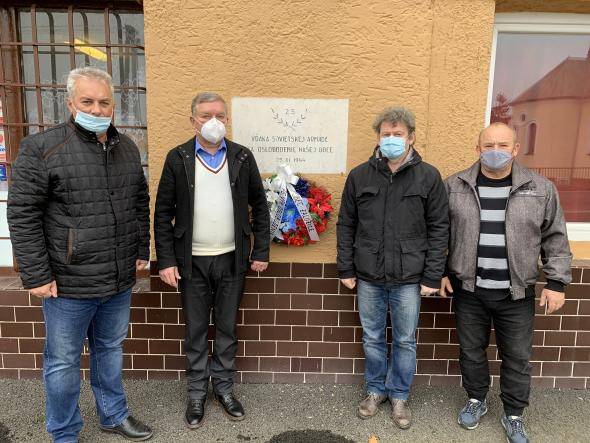 VPietny akt pri príležitosti 76. výročia oslobodenia obce Zalužice o štvrtok (26.11.) sme si pripomenuli 76. výročie oslobodenia našej obce položením venca k pamätnej tabuli. Vzhľadom na súčasnú pandemickú situáciu sa podujatia zúčastnil len obmedzený počet osôb -