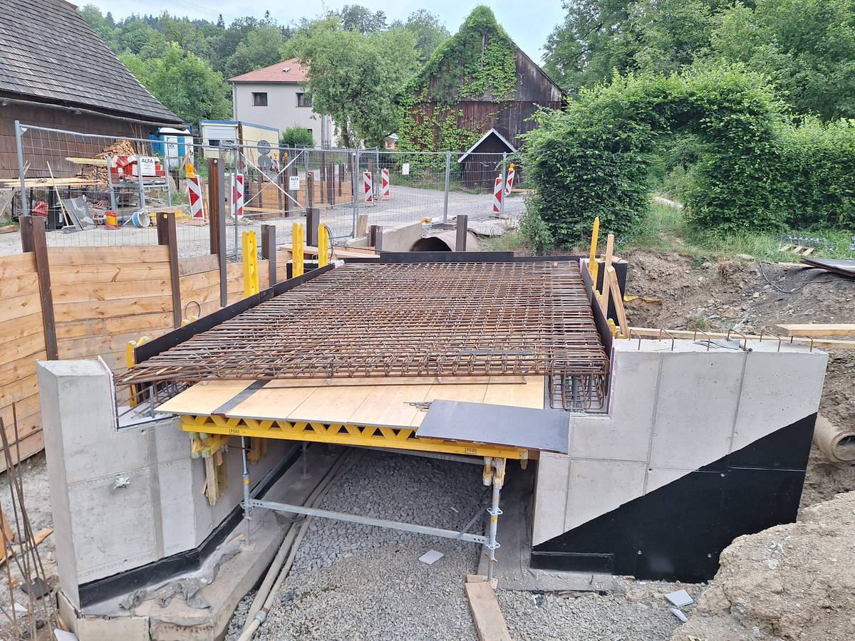 V úterý 7.7.2026 mezi 8 a 9 hodinou proběhne betonování první mostovky. Možnost drobného omezení provozu. Děkujeme za pochopení.