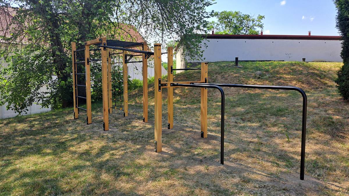 U zámku najdete nové workoutové hřiště. 💪🌳 Nabízí prostor pro venkovní cvičení, protažení i posílení vlastní vahou. Využít ho mohou začátečníci i pokročilí, mladší i starší návštěvníci. Hřiště je volně přístupné a může se stát příjemnou zastávkou při procházce, pravidelném tréninku nebo aktivním odpočinku venku. Přijďte si nové hřiště vyzkoušet a rozhýbat se. #workout #pohyb #obec #zdravýživotnístyl