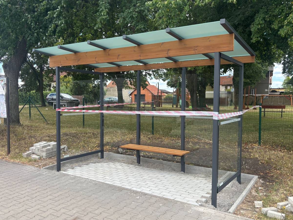 Dnes byly úspěšně instalovány nové zastávkové přístřešky u Kina v obou směrech a na hořejším Brandýsku ve směru na Prahu. V příštím týdnu ještě proběhne pokládka zámkové dlažby. Poté budou zastávky plně připraveny k využívání všemi cestujícími. V průběhu prázdnin ještě doplníme odpadkové koše a další lavičky. Věříme, že nové přístřešky zpříjemní čekání na autobus a přinesou větší komfort i ochranu před nepříznivým počasím.