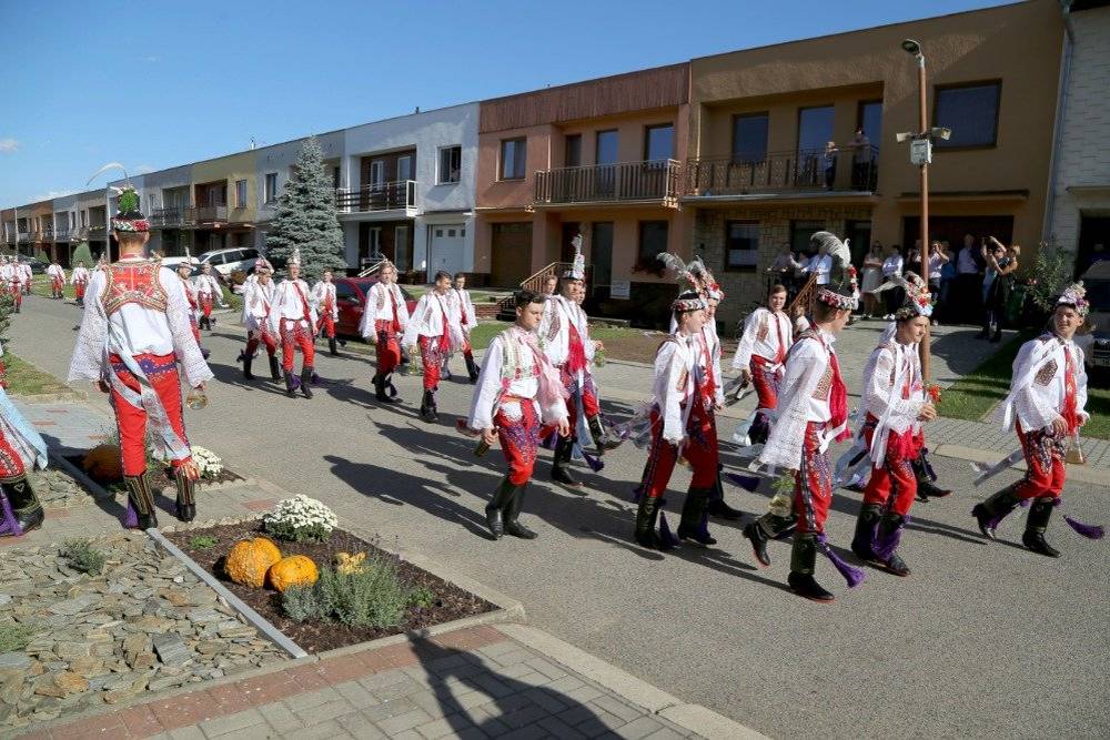 Prosímě občany, aby lidé v ulicích Dlouhá, U Školky, Kyjovská, Řadovky, Lesní, Zvolence a Krajní neparkovali dne 4. 7. 2026 minimálně v době od 14:00 do 16:00 hod. Povede tudy objízdná trasa z důvodu průvodu stárků od Chalupy pod Zelené po ulici Hlavní. Lidi na křižovatkách pro řízení objížďky v době průvodu po Hlavní mám zajištěné. Foto ilustrační