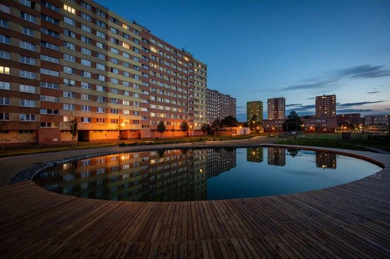 Ostrava patří k nejzelenějším městům v zemi, stávající podíl lesních pozemků města činí 12 procent z jeho celkové výměry.  Dlouhodobě a systematicky se realizuje řada zelených projektů, reagujících na dopady a rizika vyplývající ze změn klimatu. Vysazuje se zeleň, revitalizují parky, nepropustné povrchy střídají zasákavé plochy, přibývají vodní prvky ve městě, květnaté louky, ozeleňovány jsou střechy i tramvajové tratě, důraz je kladen na šetrné hospodaření se srážkovými vodami v souladu s adaptační strategií města a jeho metodikou modrozelené infrastruktury. Od roku 2017 má zpracovanou adaptační strategii města Ostravy na dopady a rizika vyplývající ze změny klimatu, na kterou v následném roce navázal akční plán strategie. Dokument obsáhl zásobník projektů města, městských obvodů a organizací města, který byl aktualizován v roce 2023. V současnosti probíhá aktualizace celého strategického dokumentu s cílem získat komplexní informace o současném stavu a očekávaných dopadech změny klimatu na území města, včetně vyhodnocení zranitelnosti jednotlivých sektorů, identifikaci hlavních klimatických rizik a návrhu strategických cílů, opatření a projektů vedoucích ke zvýšení odolnosti města vůči klimatickým změnám. Podrobnosti se dočtete na webu města Ostravy: https://ostrava.cz/cs/o-meste/aktualne/adaptacni-opatreni-ve-meste