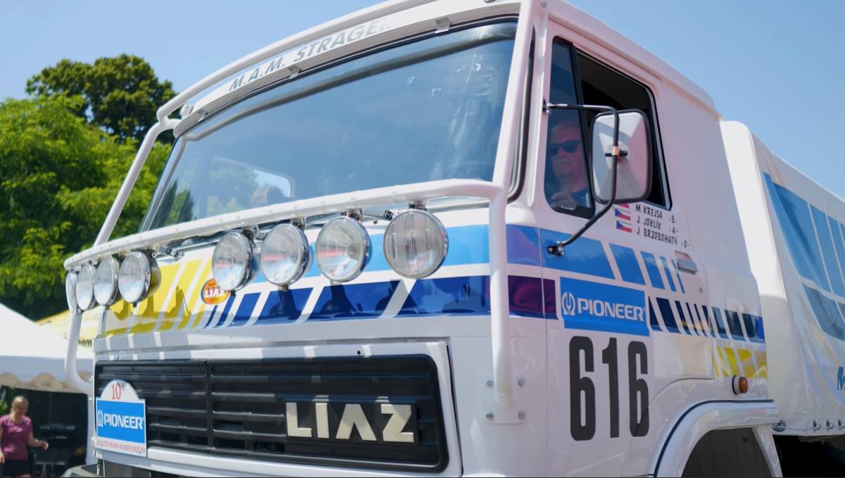 LIAZ žije, a potvrdili jsme si to na 10. ročníku srazu majitelů nákladních automobilů ŠKODA a LIAZ, který se v Mnichově Hradišti konal od 19. do 21. června 2026. Více než 100 vozů dělalo o prosluněném víkendu radost všem, kteří LIAZ zažili, v provozu pracovali, anebo LIAZkám fandili při Rallye Paříž–Dakar.  Prototyp Škoda XENA oslavil 30 let, zájemci si užili spanilou jízdu regionem, besedy s legendami československého motorsportu, s Dakaristy, projekce dokumentů, prohlídky vozů i hudební program, který sobotní část akce doprovodil. Děkujeme všem, kdo se podíleli na organizaci – kolegyním a kolegům z Klubu Mnichovo Hradiště, s.r.o. a z Muzea Mnichovo Hradiště a všem, kdo přiložili pomocnou ruku, aby se akce mohla podařit. A děkujeme všem, kdo zachovávají paměť LIAZu pro další generace – všem majitelům vozů, díky jejichž péči vozy nestárnou! Video pro vás připravil Michal Kvapil z Adlien, použité fotografie a video záběry poskytl Karel Hubač a Alexandra Zezulová. Celé video si můžete pustit na městském YouTube: https://youtu.be/qhxwHZYt4QU?si=i4077a4elmIfWLyc
