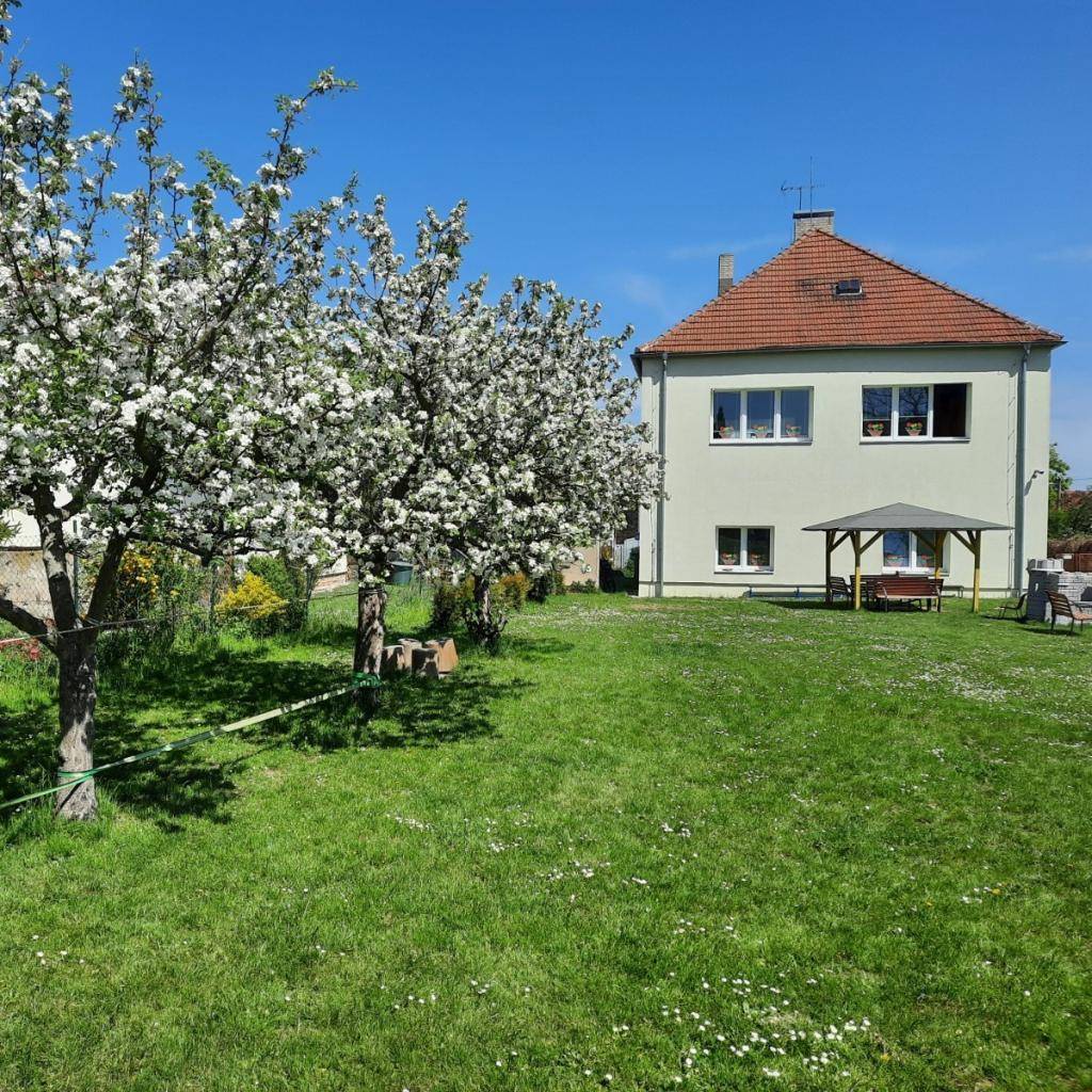 Vážení rodiče, jistě jste zaznamenali, že současná ředitelka školy paní Mgr. Pavla Pristášová ve své funkci k 30.6.2026 končí. I přesto, že obec jako zřizovatel školy uspořádala na místo ředitele konkurzní řízení, nový ředitel z něj bohužel nevzešel.