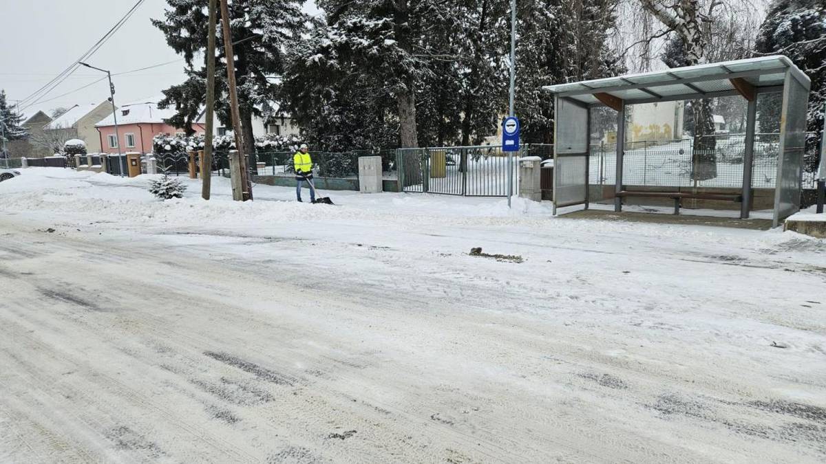 Touto cestou by sme sa chceli úprimne, zo srdca a s vďačnosťou poďakovať všetkým pracovníkom Obecného úradu Zalužice – mužom aj ženám , ktorí už od Troch kráľov od skorých ranných hodín nepretržite, dlhé hodiny, už niekoľko dní s nasadením všetkých svojich síl obetavo pracujú v náročných...