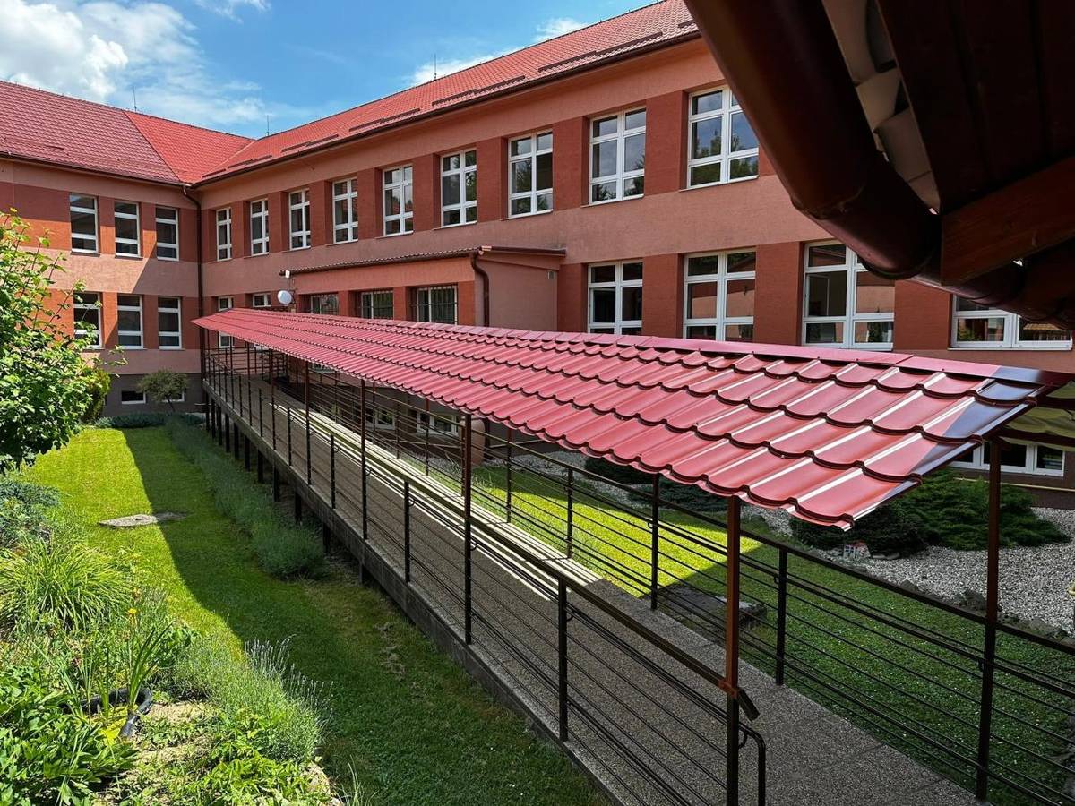 V uplynulom období sa podarilo odstrániť nedostatky z minulosti a zrealizovať viacero úprav, ktoré prispejú k bezpečnosti, komfortu a lepšiemu vzhľadu areálu našej školy.