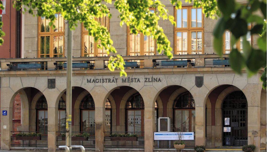 Zlín - V uplynulých měsících se v mediálním prostoru opakovaně objevovala tvrzení týkající se výkonu veřejného opatrovnictví statutárním městem Zlínem. V médiích i na sociálních sítích byla opakovaně zveřejňována tvrzení či domněnky o údajném poškozování opatrovanců, nelegitimním nakládání s jejich majetkem nebo jiném nezákonném postupu magistrátu a jeho zaměstnanců.