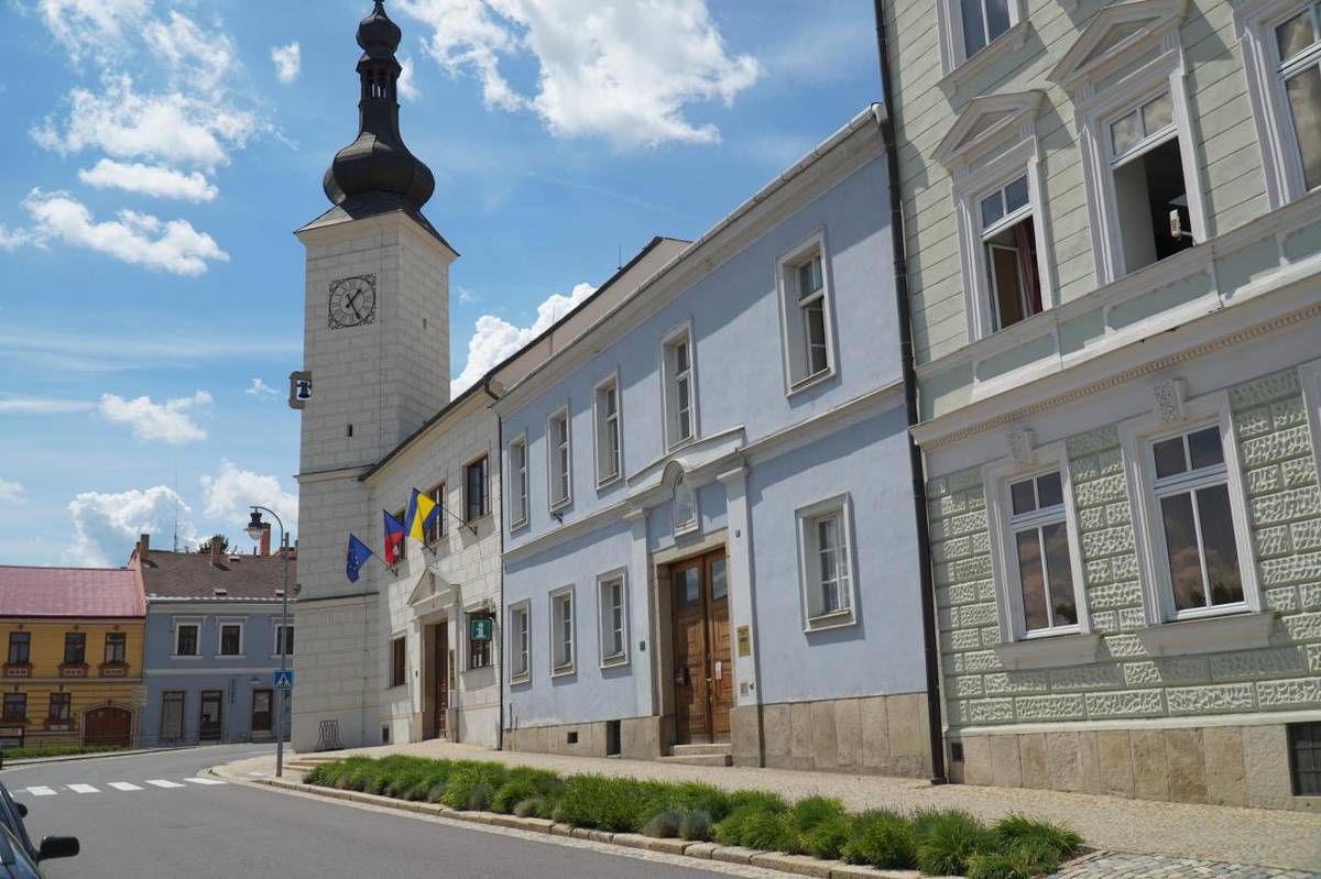Od 1. 7. 2026 dochází ke sjednocení organizace pracovního dne. Nově bude zavedena polední přestávka v době 11:30–12:30 hodin.