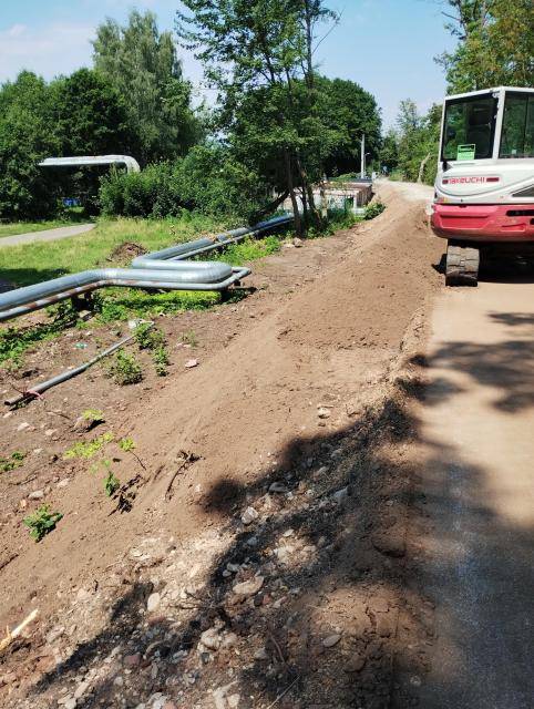 Modernizace frekventované spojnice mezi Horním Starým Městem a centrem Trutnova úspěšně pokračuje. Stavební práce na cyklostezce v ulici V Alejce, které odstartovaly v květnu, běží podle stanoveného harmonogramu. Cyklisté i pěší se již v půlce prázdnin dočkají rozšíření a zvýšení komfortu.                               Číst dál...