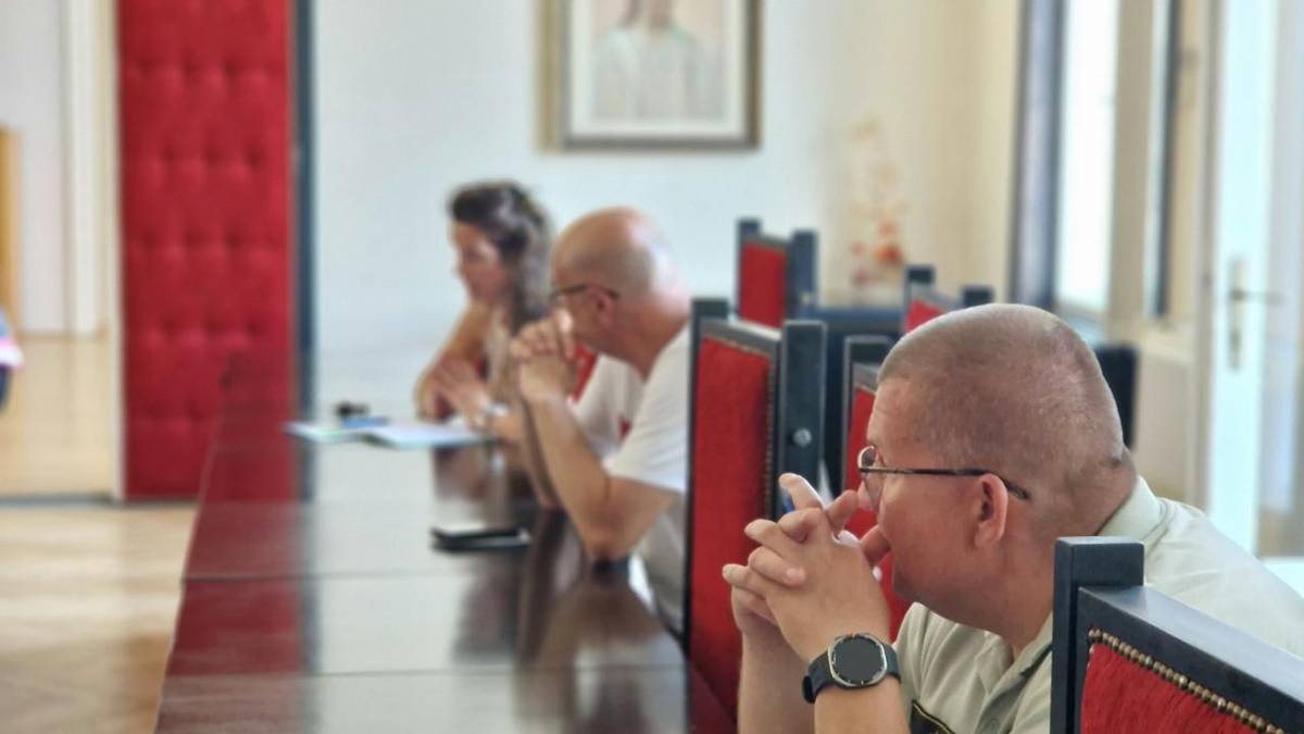 Na Mestskom úrade Piešťany sa v utorok 30. júna uskutočnilo multidisciplinárne expertné pracovné stretnutie zamerané na pripravenosť inštitúcií pri riešení krízových situácií a ochranu detí.