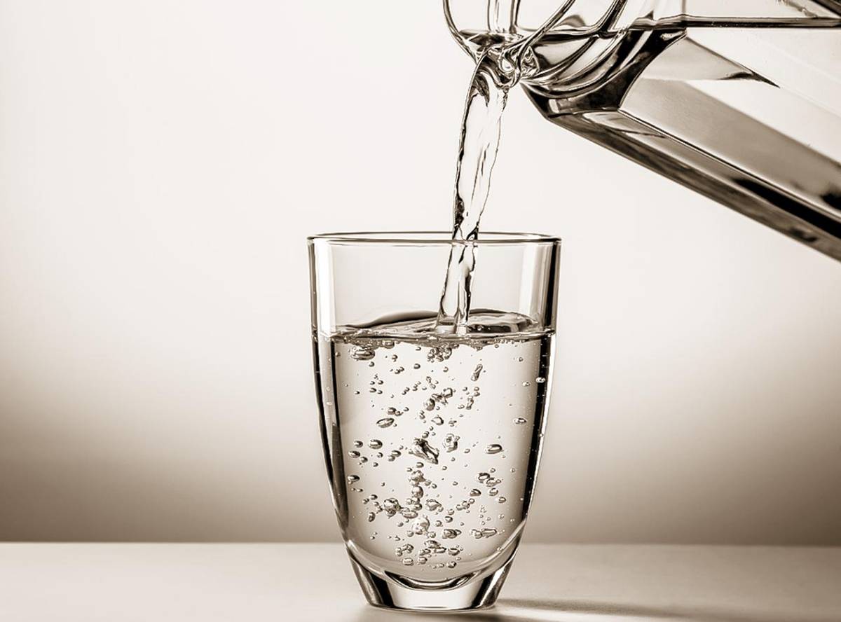 Po odborném rozboru vody, byl v pitné vodě zjištěn vyšší obsah železa, provizorní stav tudíž trvá i nadále. Cisterny zůstávají na stanovištích, budou doplňovány. Na odstranění závady se nadále pracuje. Další informace budou poskytnuty v úterý.
