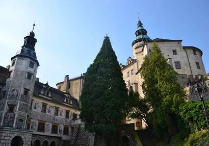 Prázdniny přináší rozšířenou návštěvní dobu, speciální prohlídky pro děti a také pestrý kulturní program. Novinkou je prohlídkový okruh na státním hradě Frýdlant, který poodkryje podzemí a také kostýmovaná zkrácená prohlídka na státním zámku v Litomyšli určená dětským návštěvníkům.