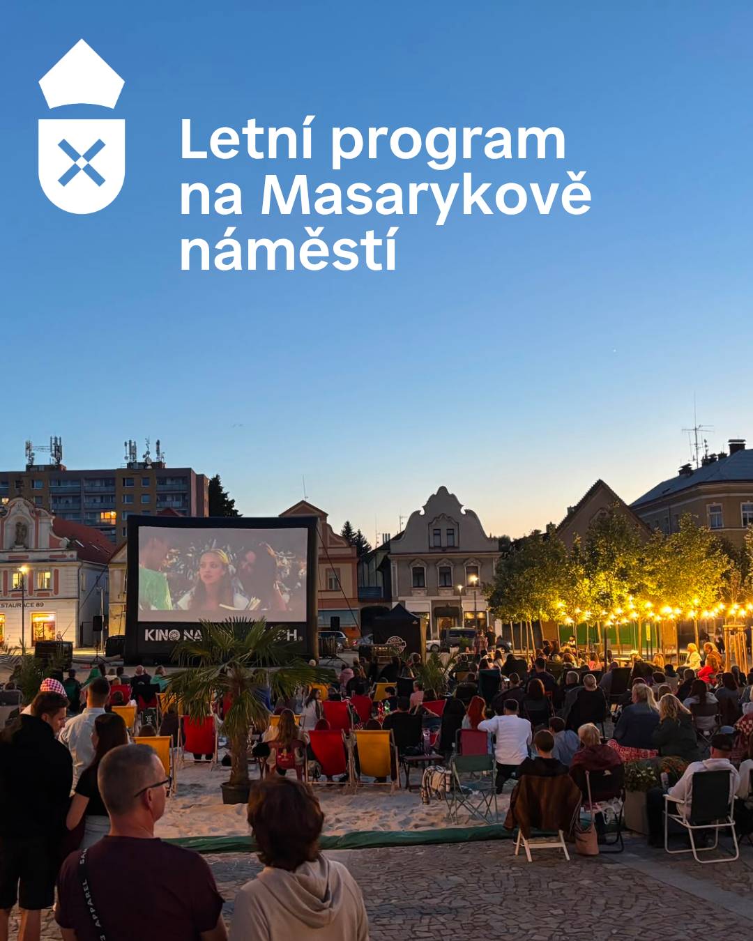 První prázdninové letní kino se podařilo, máme velkou radost – děkujeme všem, kdo dorazili a vytvořili tak báječnou atmosféru! Rádi bychom na včerejšek navázali, proto nám dovolte sdílet s vámi porci několika dalších informací, jak to v létě na Masarykově náměstí bude fungovat:  ☀️ Od úterý 7. července budou lehátka, slunečníky a improvizovaná písečná pláž k dispozici každý den od 8 do 22 hodin, ve dnech promítání letního kina samozřejmě později. Přijďte si odpočinout, vezměte děti na písek, zastavte se! 🍹 Občerstvení bude k dispozici od 15.7. do 19.8. pravidelně každou středu od 17 do 22 hodin, a ve dnech, kdy tu stánek nebude, si můžete zakoupit něco dobrého v restauracích a podpořit místní podniky! 🤫 Chystáme pro vás vedle letního kina i další program, každý týden se včas dozvíte proč by vaše kroky do srdce města měly vést. Už teď prozradíme, že se můžete těšit na filmy Mamma Mia 2 nebo Moře na dvoře... KRÁSNÉ LÉTO!