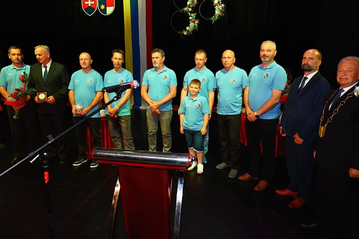 Hnúšťa,6.7.2026 - Mesto Hnúšťa si počas slávnostného zasadnutia mestského zastupiteľstva pri príležitosti Dní mesta Hnúšťa 2026 uctilo kolektív Nadšenci historických vozidiel Hnúšťa.