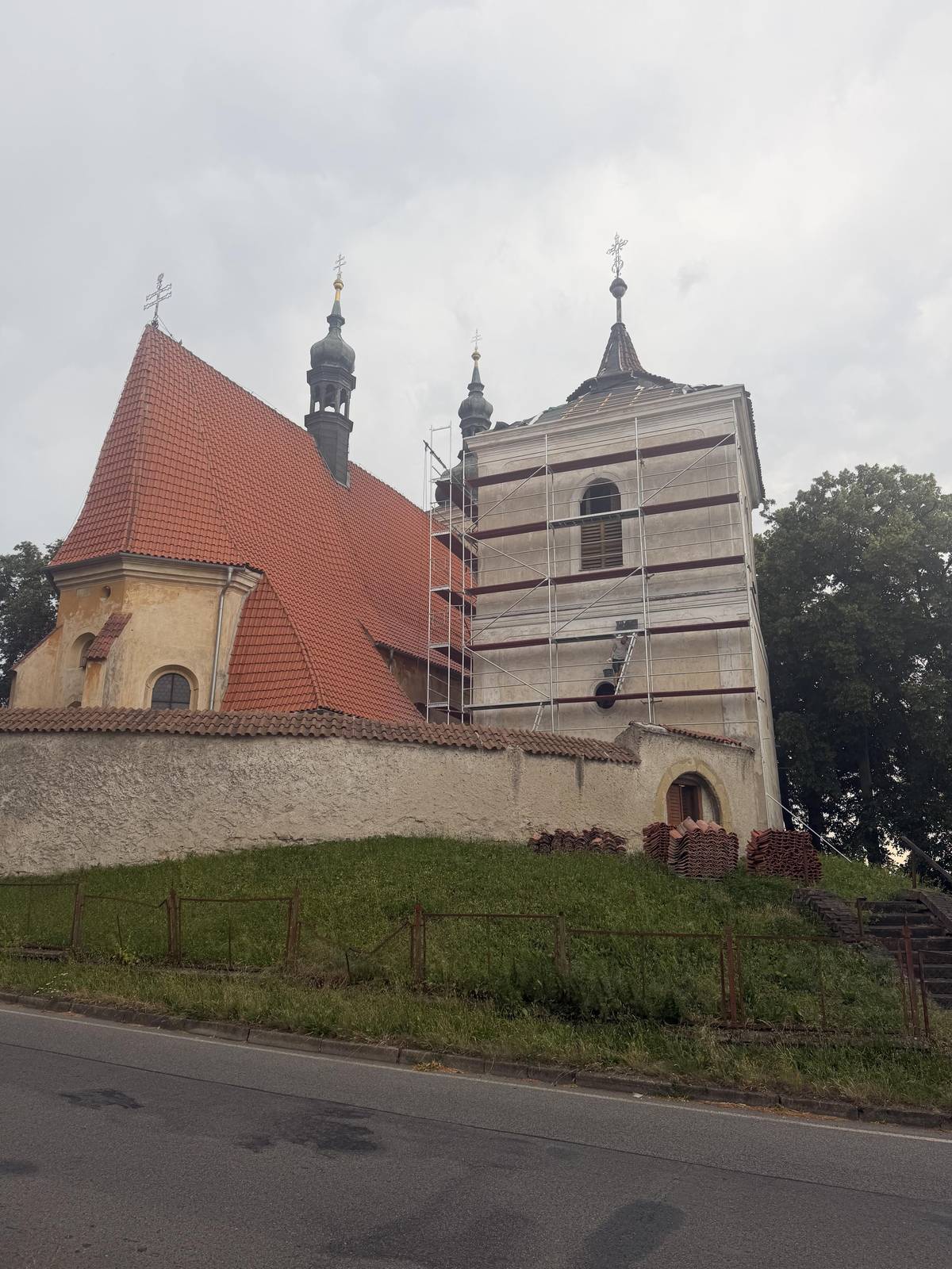 ℹ️ V ČR nosí jméno Prokop 1414 lidí a je na 363. místě v pořadí, což všichni víme, že není extra časté jméno, ale pro náš městys Chotětov má rozhodně hlubší význam (kostel, studánka a název ulice).  ℹ️ V České republice se nachází přes 100 kostelů, kaplí a dalších sakrálních staveb zasvěcených svatému Prokopovi a jeden z nich je u nás ❣️.    ℹ️ Římskokatolický farní kostel svatého Prokopa v Chotětově byl vystavěn na jižní straně návsi na bývalém hřbitově, a to v gotickém slohu okolo roku 1546 na místě starší církevní stavby ze 14. století. V roce 1773 byl kostel přestavěn do barokní podoby. ⛪️ Dominantou kostela je hranolová věž se specifickou cibulovou střechou a barokní vstupní bránou.  👁️ Oku pozorného občana neuniklo, že od počátku letošního roku dochází k rekonstrukci této chotětovské dominanty 🫶🏻.  👁️ Občané, kteří navštívili předvánoční koncert pořádaný v kostele se v této krásné předvánoční době dozvěděli velice pozitivní věc, a to, že Litoměřická římskokatolická diecéze souhlasila s převodem našeho kostela Sv. Prokopova na nadační fond AMO.ERGO.SUM z.s., kde je jejím zakladatel, hybatelem a investorem pan Dr. Ing. Jan Mrázek, Ph.D., čemuž šel městys Chotětov velice naproti, protože všichni vědí, že tato dominanta již několik desítek let chátrala a investice do její opravy by byla velice, velice nákladná, proto jsme nesmírně rádi, že pan Jan Mrázek má Chotětov stále ve svém srdci a podaří se mu této památce dát nový život do dalších století ♥️.   🙏🏻 Městys Chotětov děkuje za dosavadní skvělou spolupráci a společný cíl, a to udělat náš městys ještě hezčí 🤗.