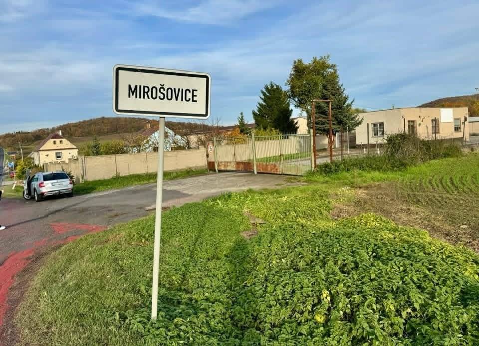 Upozorňujeme občany, že sběrný dvůr v Mirošovicích je zítra pondělí 6.7. 2026 (státní svátek), otevřen v běžné provozní době 8:00–17:00. Mirošovice čp. 54 areál bývalého sila (horní vjezd).