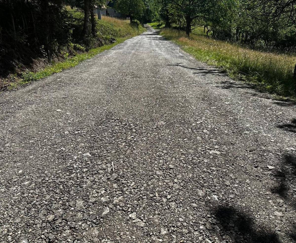 Úsek miestnej cesty, ktorého stav dlhodobo trápil tamojších obyvateľov, prešiel čiastočnou rekonštrukciou a spevnením povrchu.