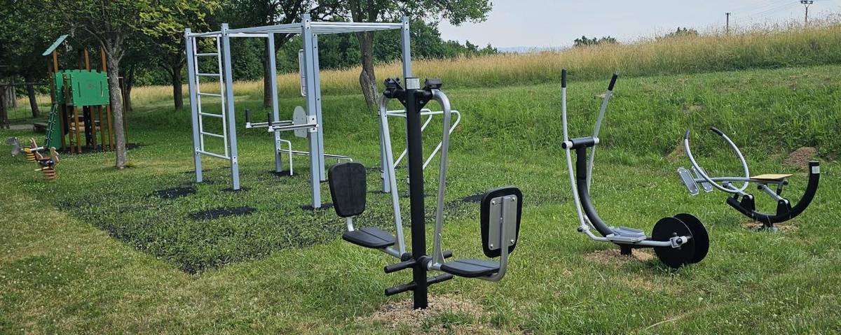 V lokalitě Na výsluní je pro všechny spoluobčany i návštěvníky obce k dispozici nové workoutové a dětské hřiště.