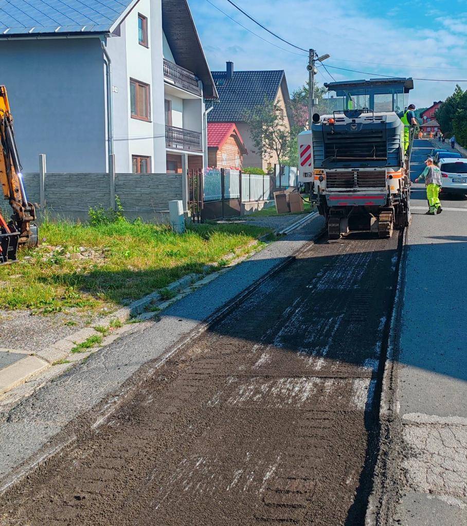 Upozorňujeme občanov, že dnešným dňom začína rekonštrukcia Školskej ulice. Z uvedeného dôvodu žiadame občanov: obmedzte premávku cez Školskú ulicu a neparkujte autá popri ceste! Predíde sa tak zbytočným nedorozumeniam a škodám. Ďakujeme za pochopenie.