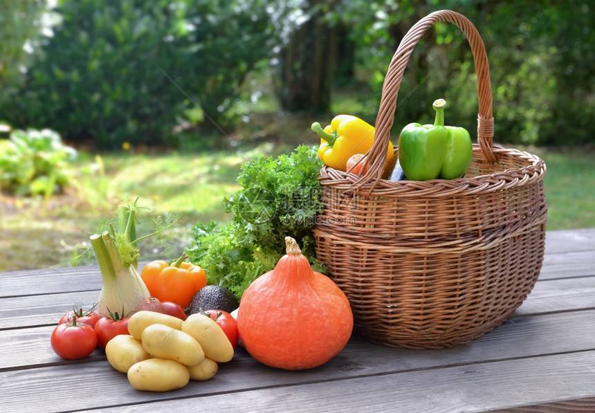 Zelenina Juvita Uh.Brod bude v úterý 7.7. od 13:00 do 13:15 h, prodávat okurky nakládačky, meruňky, nové brambory, okurky, rajčata, papriky, nový česnek, cibuli a další ovoce a zeleninu.   Dále nabízí žampiony, hlívu ústřičnou a med. Řidič přijímá objednávky na okurky nakládačky na tel. č. 773000656