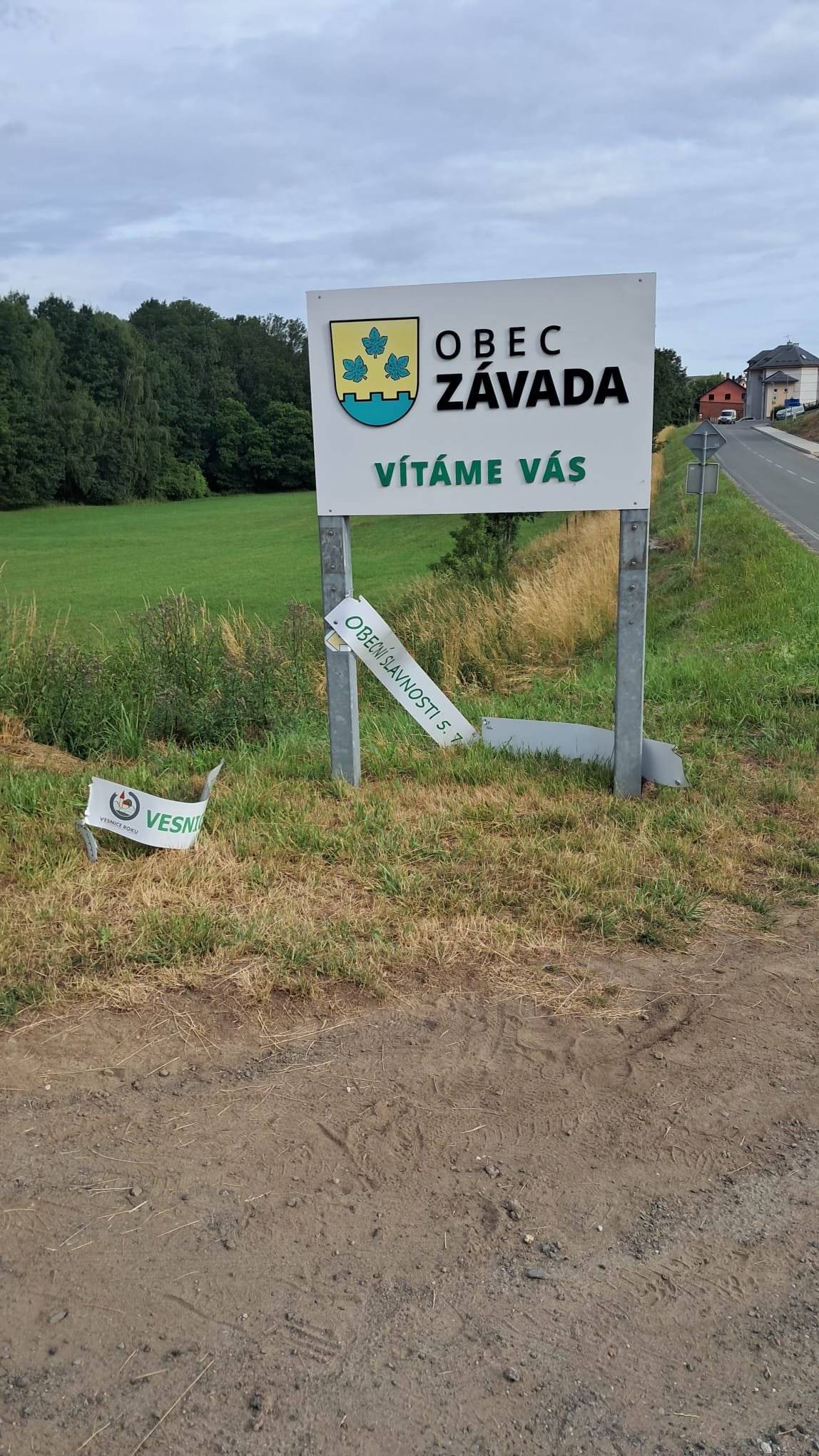 Vážení občané, během včerejších oslav Dne obce Závada pravděpodobně došlo k úmyslnému poškození uvítací cedule při vjezdu do naší obce. Jedná se o zbytečný vandalismus, který způsobil škodu na obecním majetku. Pokud jste si všimli něčeho podezřelého nebo máte jakékoli informace, které by mohly pomoci s objasněním této události, prosíme, obraťte se na Obecní úřad. Každá informace může být důležitá. V souvislosti s tímto případem obec podává trestní oznámení na neznámého pachatele. Děkujeme všem občanům za spolupráci a pomoc při ochraně obecního majetku.