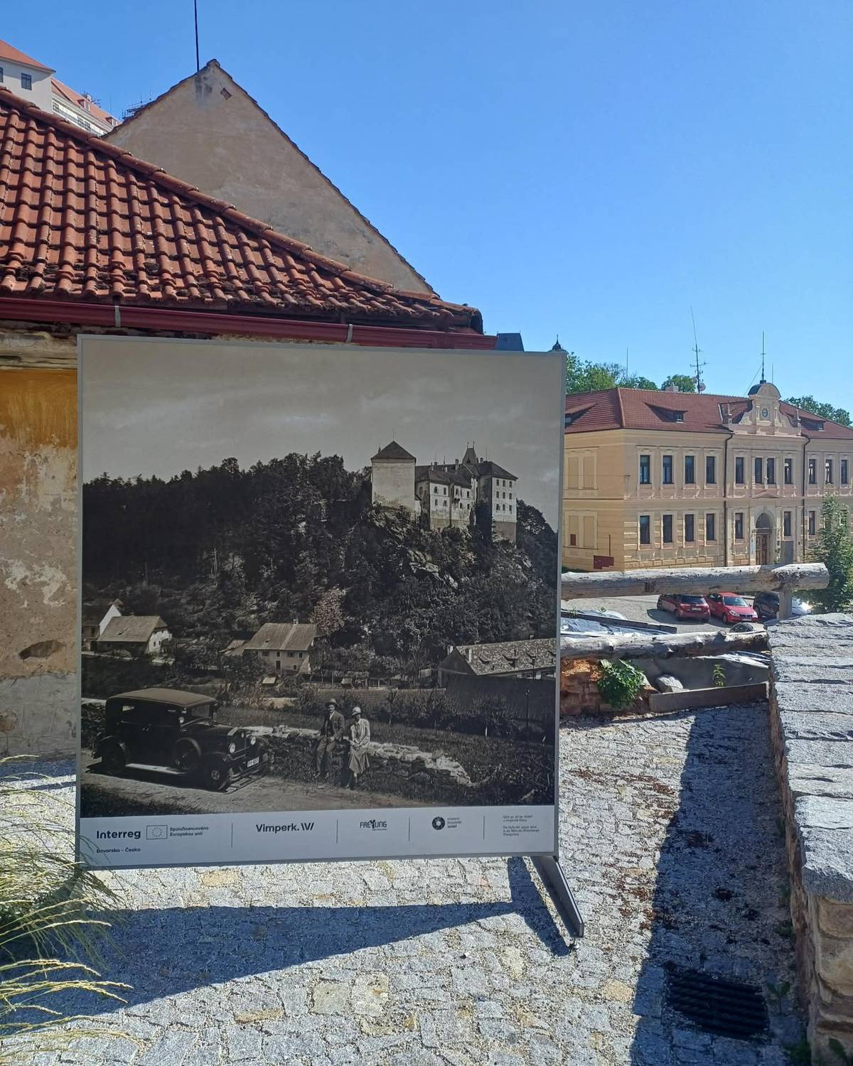 Na Pivovarské terasy se vrátily na letní sezónu fotopanely s historickými fotografiemi měst Vimperk a Freyung. Velké poděkování za instalaci patří Městským lesům Vimperk. Fotopanely vznikly ve spolupráci s Mgr. Tomášem Halamou a Mgr. Romanem Hajníkem v rámci projektu „Turistický rozvoj atraktivit v bavorsko-českém příhraničí“ realizovaného z přeshraničního projektu Interreg Bavorsko-Česko 2021-2027.