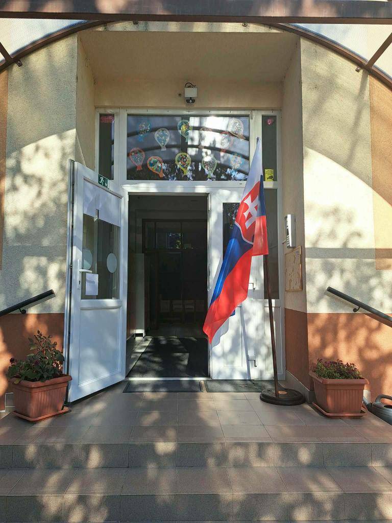 Vážení občania, dnes, v sobotu 4. júla 2026, máte možnosť vyjadriť svoj názor a zapojiť sa do rozhodovania o dôležitých otázkach. Prinášame vám základné informácie k priebehu hlasovania v našej obci: