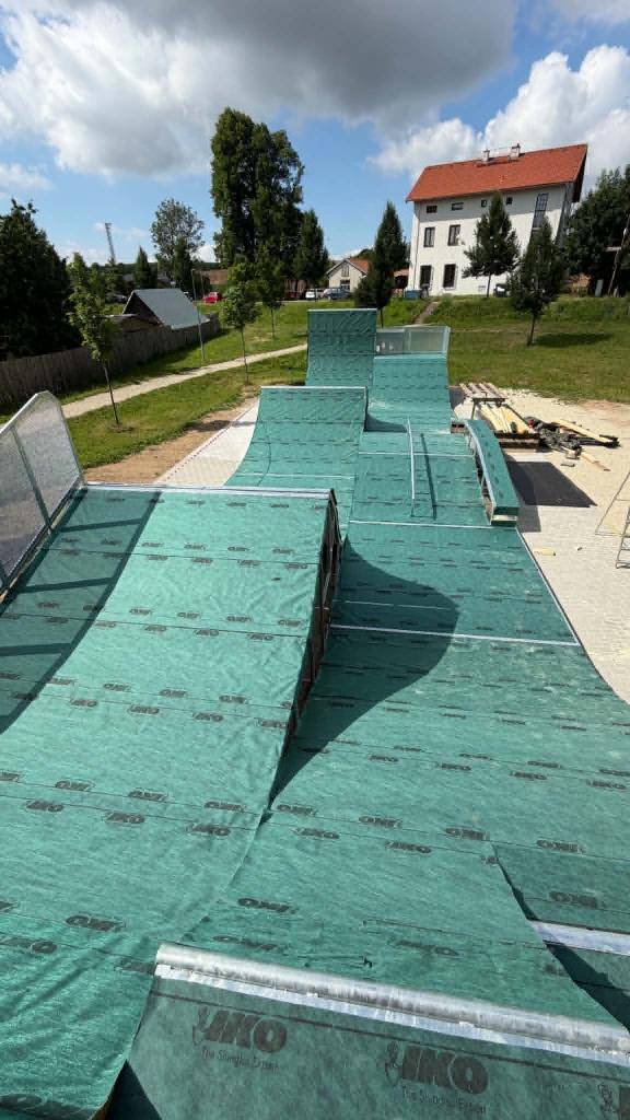 Ve Slavonicích vzniká nový skatepark, který rozšíří možnosti sportovního vyžití pro děti, mládež i dospělé. Buduje se u parkoviště v ulici Nádražní, kde doplní již existující workoutové hřiště. Společně tak vytvoří moderní sportovní zónu pro všechny, kteří rádi tráví volný čas aktivně.