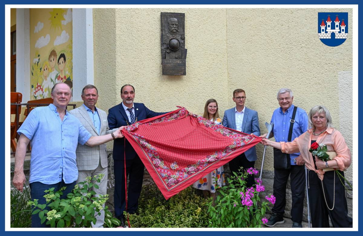 Podujatie Uprka sa vracia do Klobušíc pripomenulo osobnosť významného maliara Moravského Slovenska Jožu Uprku, ktorý v Klobušiciach prežil viac ako pätnásť rokov svojho života. Hlavným bodom programu bolo odhalenie bronzovej pamätnej tabule na budove jeho niekdajšieho domova a ateliéru.
