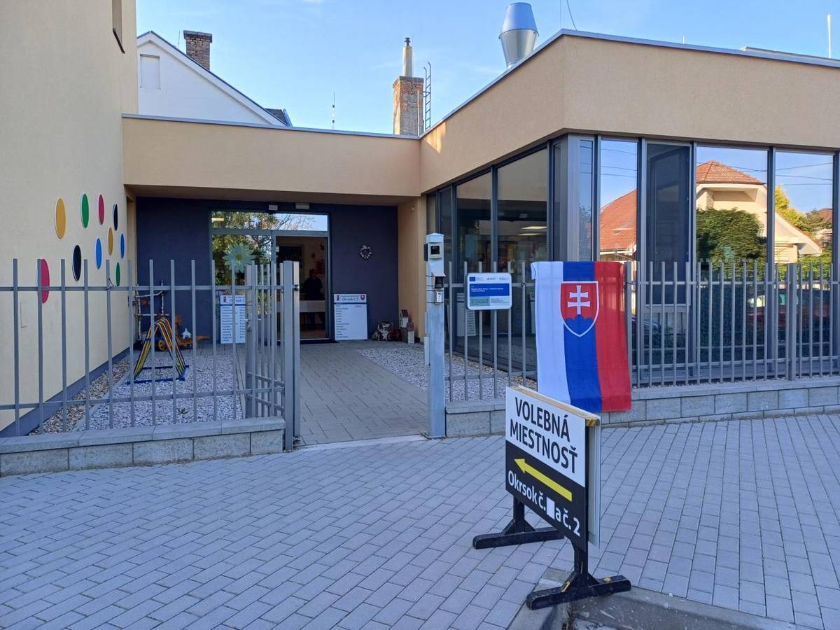 Volebná miestnosť pre referendum je v Materskej škole na Terchovskej 1. Miestnosť bude otvorená do 22:00.