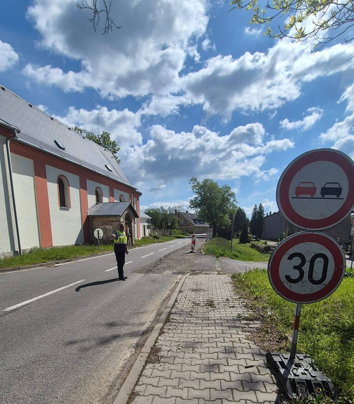 Na Dolní Moravě v pondělí začala III. etapa opravy silnice III/31227. Navazuje na předcházející dvě etapy a stejně jako v minulém roce budou práce rozděleny do období před zahájením a po skončení hlavní turistické sezony. Koordinačního jednání, které se v minulém týdnu uskutečnilo přímo v lokalitě, se spolu se zástupci Správy a údržby silnic Pardubického kraje zúčastnil náměstek pro dopravu Ladislav Valtr. „Lokalita Dolní Moravy je velmi významným turistickým cílem, a proto je třeba přistupovat k opravám systematicky po etapách. Práce jsou tedy směrovány především do jara a podzimu, což se zde v minulých letech již osvědčilo. Krajští silničáři už zároveň upravili objízdné trasy tak, aby byla zachována dopravní obslužnost,“ uvedl Valtr. Třetí etapa se bude týkat přibližně 1,5 kilometru dlouhého úseku silnice III/31227. „V rámci oprav dojde k výměně poškozených asfaltových vrstev, lokálním úpravám konstrukce vozovky, obnově krajnic a odvodnění i k opravám autobusových zálivů. Součástí prací budou také dílčí úpravy sklonových poměrů vozovky, které zlepší odtok dešťové vody a přispějí k bezpečnějšímu a plynulejšímu provozu,“ sdělil ředitel Správy a údržby silnic Pardubického kraje Zdeněk Vašák. Silnice patří k hlavním příjezdovým trasám do oblasti Dolní Moravy a je dlouhodobě zatěžována jak běžným provozem místních obyvatel, tak výrazným nárůstem dopravy v turistické sezoně. „Opravy proto probíhají postupně, aby se stav komunikace zlepšoval kontinuálně a zároveň byla zachována její funkčnost. Práce budou opět rozděleny mimo hlavní sezonu a po dobu uzavírek budou využívány připravené objízdné trasy. Celkové náklady pro tuto etapu dosáhnou necelých 23 milionů korun včetně DPH,“ doplnil Valtr.