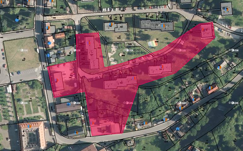 V pátek dne 10.07.2026 bude opětovně přerušena dodávka pitné vody z důvodu vzniklých komplikací při stavebních úpravách na revitalizaci sídliště v Hejnicích. Přerušení dodávky pitné vody se bude opět týkat bytových domů Sídliště č.p. 539 – 536, ul. Jizerská č.p. 279 a P.Bezruče 593. Předpokládané časové rozmezí přerušení dodávky pitné vody bude na dobu nezbytně nutnou a to od 08:00 - 14:00 hod. Dotčeným odběratelům byla zaslána SMS zpráva o omezení dodávky pitné vody.  Po provedení opravy bude Frýdlantskou vodárenskou společností, a.s. provedeno odkalení vodovodních řadů v dotčené oblasti. Zákazníkům doporučujeme odtočení vody z vnitřních rozvodů a přípojky. Za případné vzniklé potíže se všem předem omlouváme a děkujeme za pochopení.
