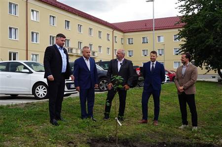 Len niekoľko mesiacov po dokončení rekonštrukcie navštívili nové mestské nájomné byty na ulici Ambra Pietra štátny tajomník Ministerstva dopravy SR Igor Choma a generálny riaditeľ Štátneho fondu rozvoja bývania Milan Lipka. Cieľom návštevy bolo presvedčiť sa, ako projekt funguje v praxi a ako sa v nových bytoch býva ich obyvateľom. Symbolom ďalšieho rozvoja sa stalo aj zasadenie lipy priamo pri bytovom dome.