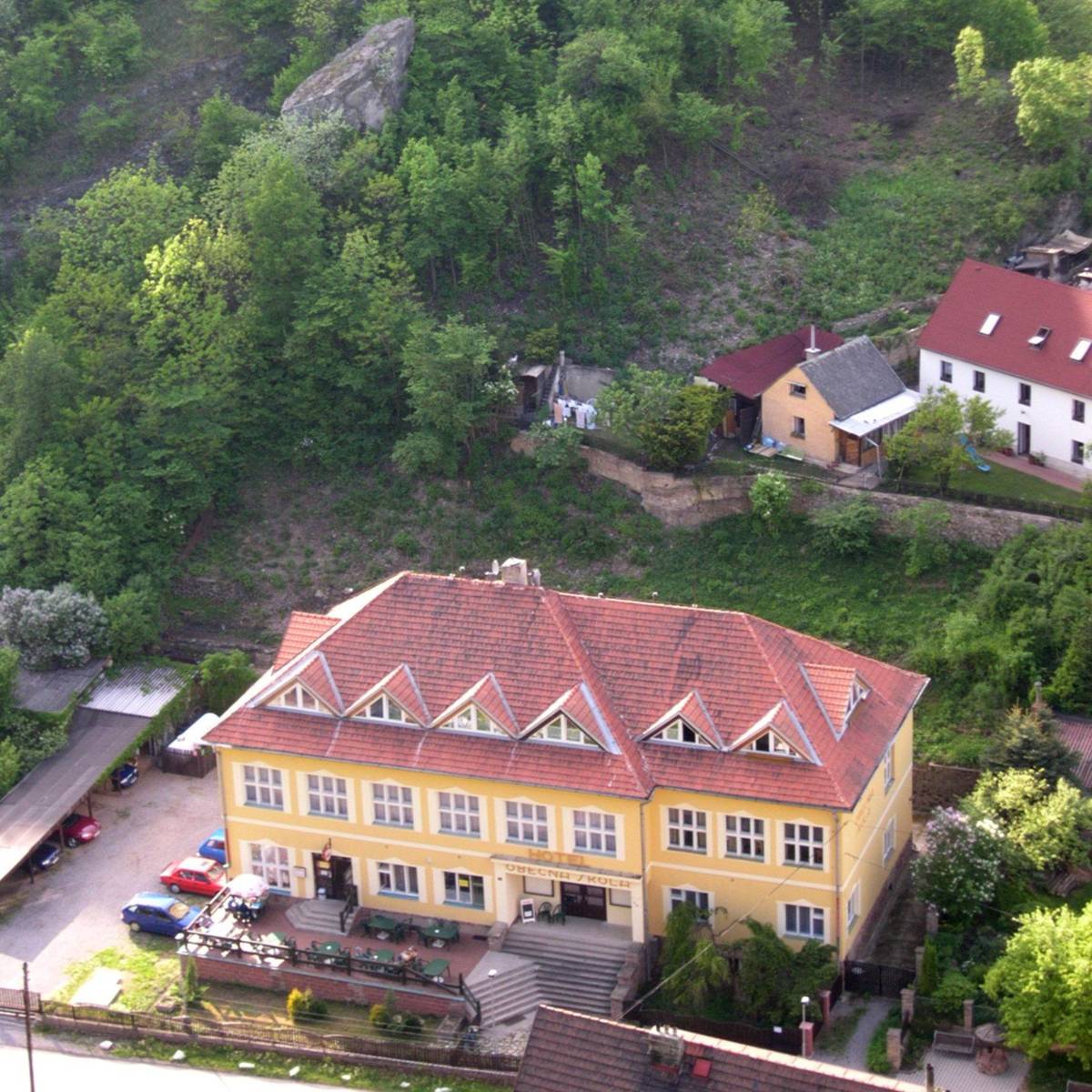 Zastupitelstvo obce rozhodlo dne 25.6. o zrušení původního záměru a vyhlašuje záměr nový:  Pronájem restaurace a hotelu Obecná škola ve Svatém Janu pod Skalou na 5 let s možností prodloužení. Další podrobnosti najdete na úřední desce:  https://urednideska.alis.cz/obec-svaty-jan-pod-skalou   Obhlídku prostor je možno provést po předchozí dohodě s kontaktními osobami (viz zveřejněný záměr).