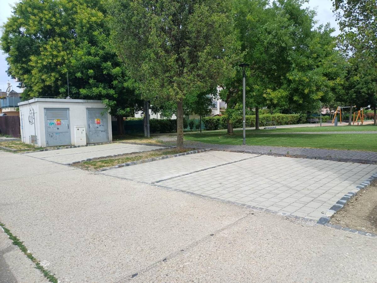 Milí občania, od dnes môžete používať 14 novovytvorených parkovacích miest za kostolom a v okolí parku.