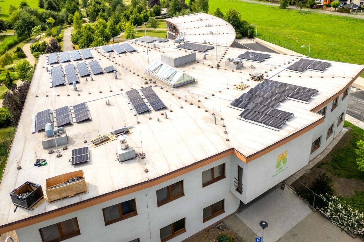 Hospic a 11. základní škola Jiřího z Poděbrad již využívají energii z fotovoltaických panelů. Výrazně se tak sníží náklady na elektrickou energii. Významný je také ekologický přínos, protože tímto způsobem jsou částečně nahrazeny neobnovitelné zdroje energie. Fotovoltaické elektrárny na obou budovách byly pořízeny za pomoci dotace.   FOTOVOLTAICKÉ ELEKTRÁRNY NA BUDOVÁCH MĚSTA JSOU JIŽ V PROVOZU | Frýdek-Místek