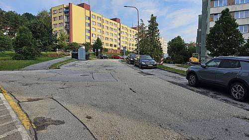 Od 27. července do 31. srpna bude probíhat 3. etapa oprav komunikací na sídlišti Plešivec. Rekonstrukce se týká úseku od domu č. p. 365 k horní mateřské škole.