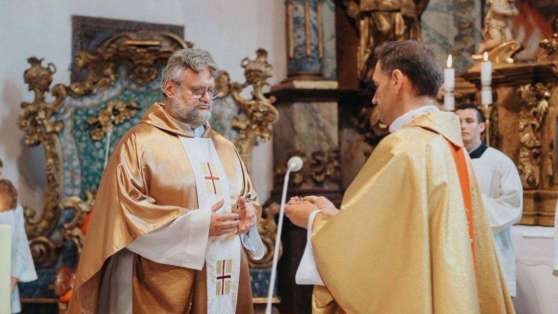 V nedeľu 5. júla 2026, na sviatok svätých Cyrila a Metoda, uviedol spišskonovoveský dekan Mgr. Ján Záhradník počas svätej omše o 11.00 hod. slávnostne do úradu farára Farnosti Markušovce Mgr. Milana Prídavka.